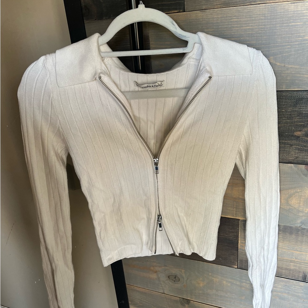A&F WHITE COLLARED LONG SLEEVE ZIP-UP